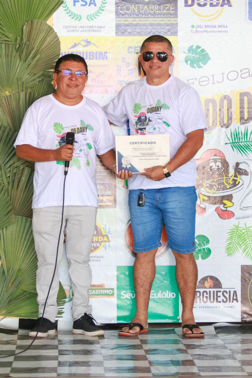 Empresário Zé Rodrigues (Primus Automotivo)recebendo certificado de patrocinador. - (Daniel Cardoso)