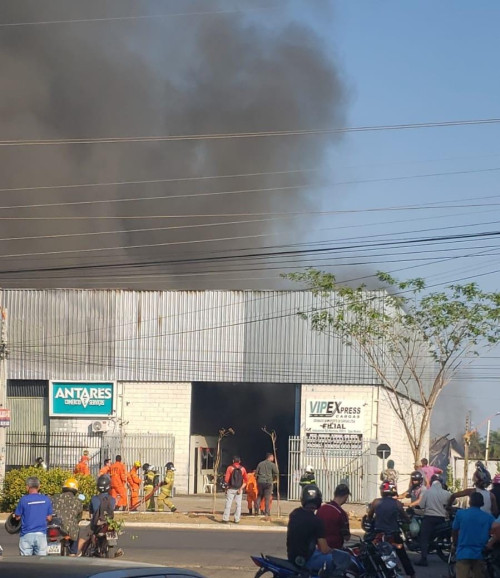 Incêndio atinge distribuidora no bairro São Pedro. - (Reprodução/Whatsapp)