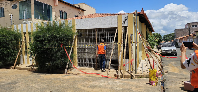 Casa com risco de desabamento é interditada pela Defesa Civil em Teresina