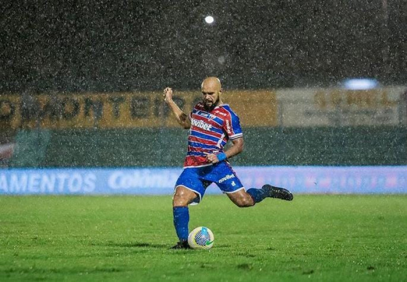 Forte chuva interrompeu a partida entre Fluminense-PI e Fortaleza. - (Reprodução/Redes Sociais)