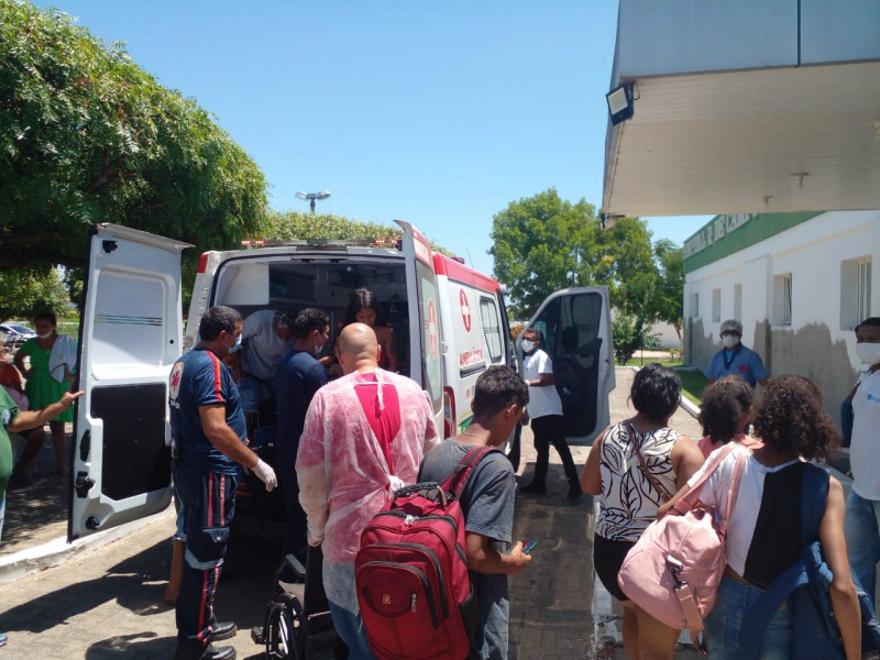 Passageiros são recebidos no Hospital Regional de Campo Maior - (Divulgação/Polícia Militar)