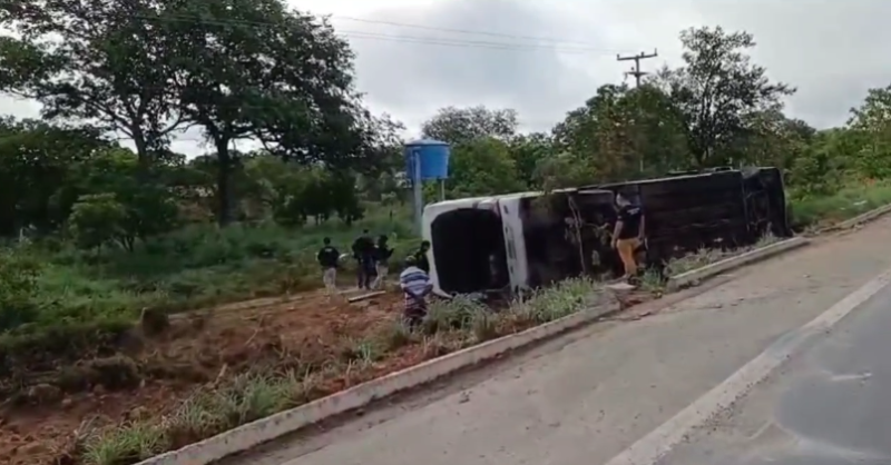 Sete pessoas morrem após ônibus tombar na BR-135, em Corrente - (Reprodução/PRFPI)