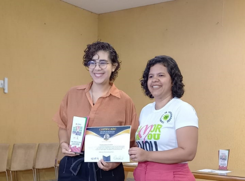 Entrega do prêmio para a jornalista Maria Clara Estr - (Ithyara Borges / O Dia)