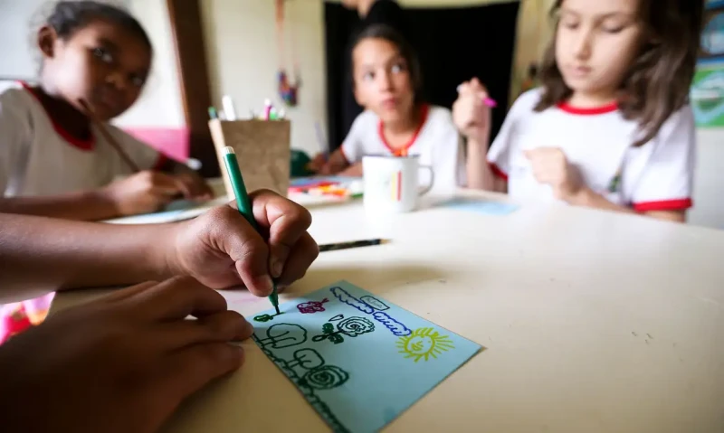 Crianças em vulnerabilidade social terão prioridade em escolas de tempo integral no Piauí