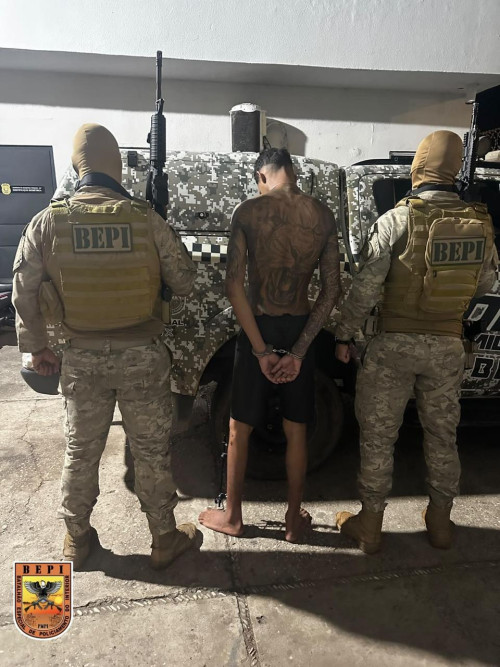 Homem investigado por homicídios é preso com arma e celulares na zona Sudeste de Teresina