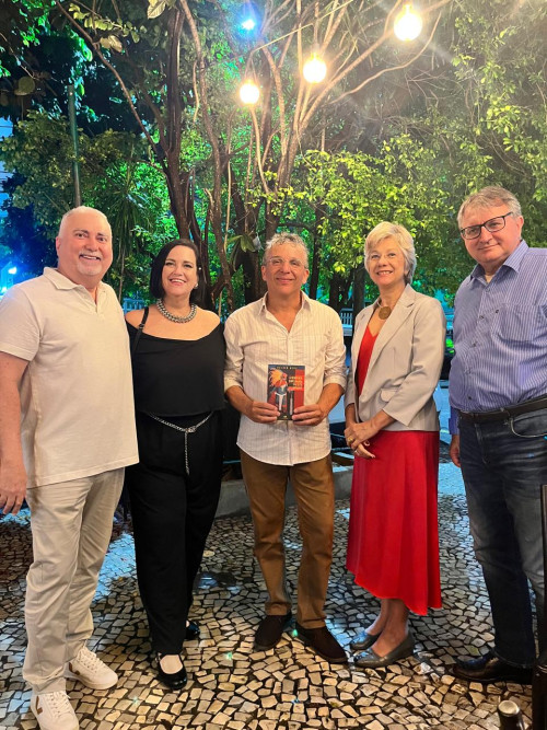 #Livro - Um click do advogado e escritor Nelson Nery Costa com a sua turma de Faculdade de Direito da UFRJ - Sérgio Martins - Presidente do Tribunal de Justiça do Mato Grosso do Sul, Lysiane - Procuradora do Trabalho, Fátima - Defensora Pública e Buzanello - advogado e professor. Nelson já fez o lançamento em Teresina, e no dia 9/1, lançou o seu livro 'A Serpente Emplumada em Sete Cidades', no Rio de Janeiro em espaço badalado. Grazie pelo Convite. Chics!!! - (Arquivo Pessoal)