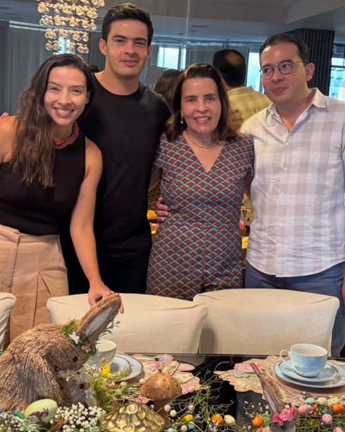 #Family - Um click da querida Rosângela Brandão Cavalcante com os seus filhos Jairo, Denis e Mayra em tarde de Café da Páscoa em Família. Chics!!! - (Arquivo Pessoal)
