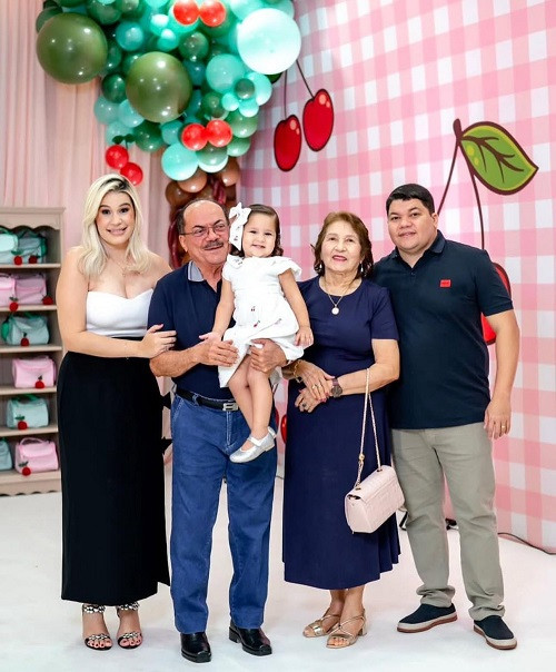 #Family - Um click da belíssima Maria Valentina completou 3 anos no dia 12/1, e ganhou o carinho da família pela data: com os pais Zélia Cardozo & Roberto Alves, e os avós Raimundo Eufrásio & Zeneide Alves. Chics!!! - (Arquivo Pessoal)