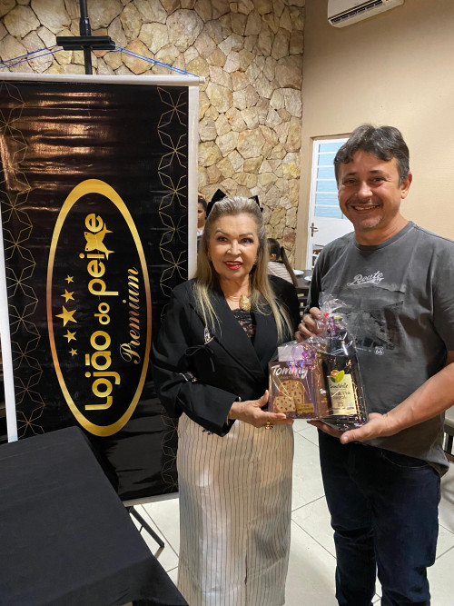 #Sábado - Parabéns para o querido empresário Vonaldo Oliveira (4/1)!!! Um click do aniversariante com a mãe a empresária e Rainha dos Pescados - Marinalda Oliveira - by Lojão do Peixe Premium. Chics!!! - (Arquivo Pessoal)