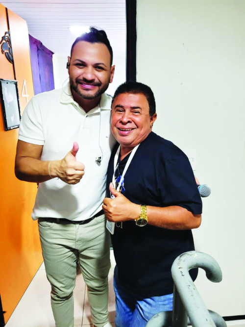 Este jornalista Daniel Cardoso ( titular da Coluna) e o cantor Leno Ferreira ( vocalista do Forró Desejo de Menino) em sua passagem por Teresina em Show no Theresina Hall - (Arquivo Pessoal)