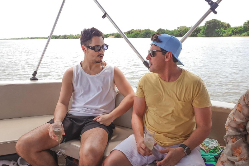 #Férias - O Delta do Parnaíba foi o destino dos atores Bruno de Luca e Danilo Mesquita, que seguem em dias de tour pelo litoral piauienses. Eles estão mostrando a viagem em suas Redes Sociais - (📸 @thiagoamaralfts ). Chics!!! - (Divulgação)