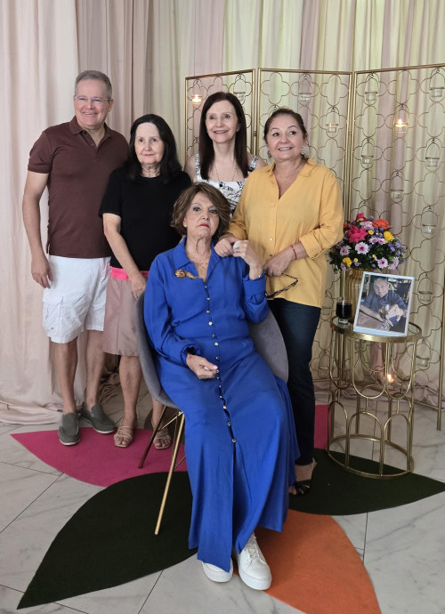 #Comemoração - Um click da querida amiga a nossa 'DIVA' - by Ausair Chaib Gomes, que hoje (3) está de PARABÉSNS, e comemorou os seus 89 anos no dia 1º/2, com as amigas do Clube do Chá, familiares com um almoço, no Salão de Festas do Condomínio com presenças de familiares e amigos. Um click da aniversariante com os sobrinhos Flávio Chaib, Eugênia Chaib, Fernanda Chaib e Liana Chaib. Chics!!! - (Luciêne Sampaio)