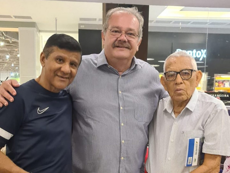 Prestigiadíssima a noite de autógrafos de Celso Carvalho em seu livro Cruzeirão Cabuloso -  que resgata toda a história do Clube Mineiro Cruzeiro