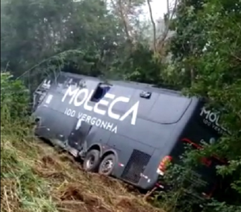 Ônibus da banda Moleca 100 Vergonha colide com ambulância - (Reprodução/redes sociais)