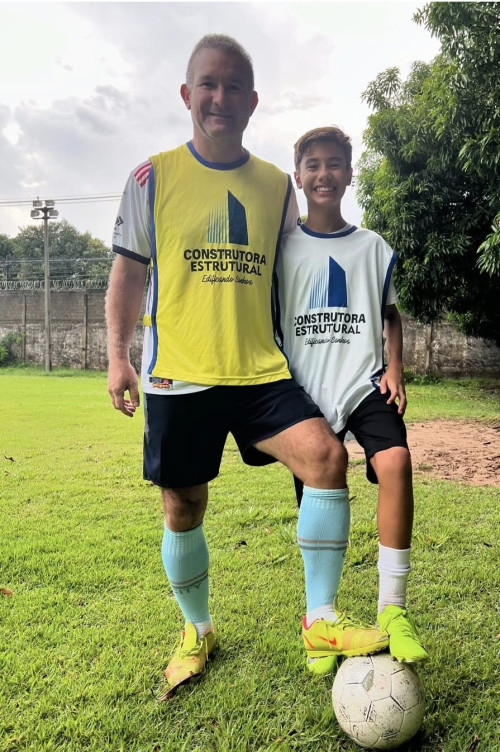 #Futebol - Um click dos queridos o empresário e engenheiro José Nunes Filho - by Construtora Estrutural com o sobrinho Gabriel curtindo jogo de futebol. Chics!!! - (Arquivo Pessoal)