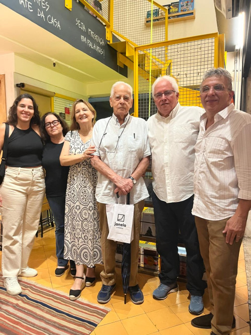 #Livro - Um click do advogado e escritor Nelson Nery Costa com Bia, Cláudia, Lucia, Dr. Sérgio e Flávio Balbuena - (Família da Fernanda Balbuena - nora do Nelson). Nelson já fez o lançamento em Teresina, e no dia 9/1, lançou o seu livro 'A Serpente Emplumada em Sete Cidades', no Rio de Janeiro em espaço badalado. Grazie pelo Convite. Chics!!! - (Arquivo Pessoal)