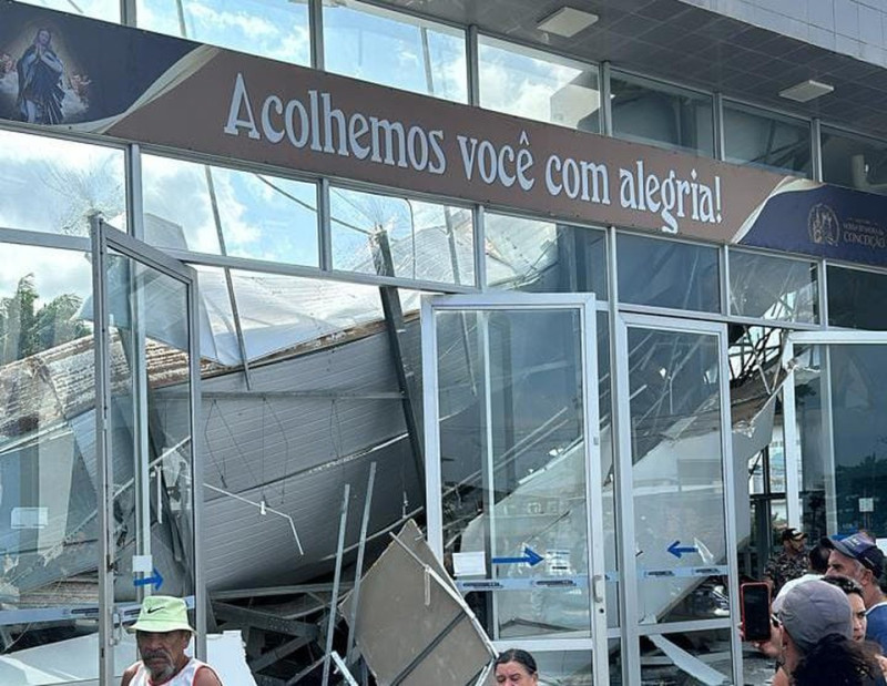 Vídeo: Teto de igreja cai no Recife; duas pessoas morreram