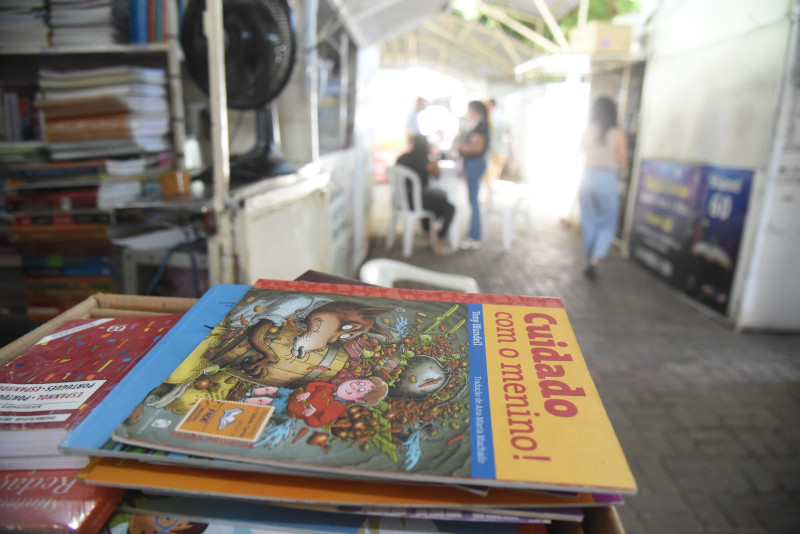 A feirinha de livros localizada na Praça do Fripisa, centro de Teresina, é muito tradicional - (Assis Fernandes/ODIA)