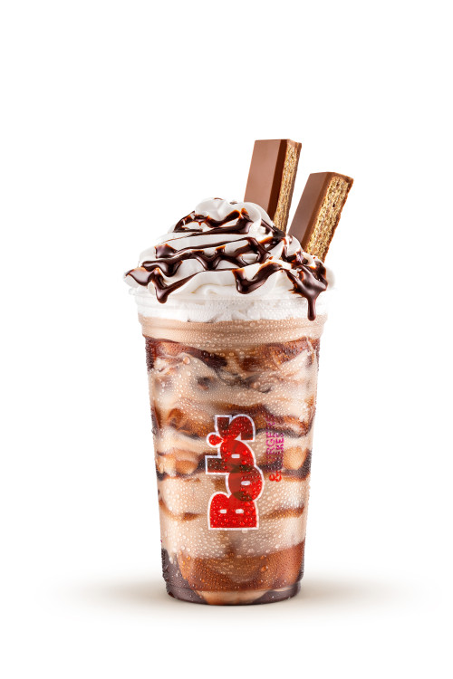 #Bob’s - Apresenta novo Milk Shake com Bis XTRA, em parceria com a Mondelēz International, Rede de Fast Food leva para o seu cardápio o Milk Shake BoBis XTRA. O Bob’s, primeira rede de fast food brasileira, apresentou sua nova campanha de Milk Shake dia 07 de agosto. A rede vai uniu dois queridinhos dos brasileiros: o inconfundível Milk Shake do Bob’s com o clássico sabor do Bis. A receita resulta no Milk Shake BoBis XTRA que traz a tradicional base de baunilha gelada, calda de chocolate e chantilly finalizado com deliciosos pedaços de Bis XTRA ao leite.  Com o slogan “Se é Milk Shake do Bob’s, então pede Bis”, a sobremesa estará disponível nas mais de 1.000 unidades do Bob’s espalhadas pelo Brasil, e pelo delivery, por tempo limitado.  “Nós do Bob’s acreditamos que a inovação é parte fundamental da conexão com os consumidores e o Milk Shake BoBis XTRA vai superar as expectativas e agradar todos os paladares. A parceria com a Mondelēz International demonstra nosso compromisso em oferecer produtos que atendam aos desejos de um público cada vez mais exigente e em busca de novas experiências. Certeza de que todo mundo vai pedir mais um, dois...”, conta Renata Brigatti Lange, diretora de Marketing do Bob’s.  Os clientes podem escolher entre os três tamanhos disponíveis, em copos de 300ml, 500ml e 700ml.  Encontre uma loja Bob’s mais próxima de você e aproveite: https://bobs.com.br.  Sobre o Bob’s Primeira rede de fast food e primeira franquia do setor no Brasil, o Bob’s é uma empresa genuinamente brasileira, fundada em 1952 no burburinho de Copacabana, que rapidamente lançou moda e virou mania entre os cariocas. Sua expansão pelo Brasil começou em 1984 por meio de um bem-sucedido sistema de franquias, que segue até hoje oferecendo suporte para todos os interessados em abrir uma unidade da rede. Atualmente, são mais de 1.000 pontos de venda em todas as regiões do Brasil. Chics!!! - (Arquivo Pessoal)