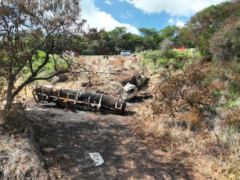 Solo fica contaminado após caminhão com etanol hidratado tombar na BR-316 em Picos