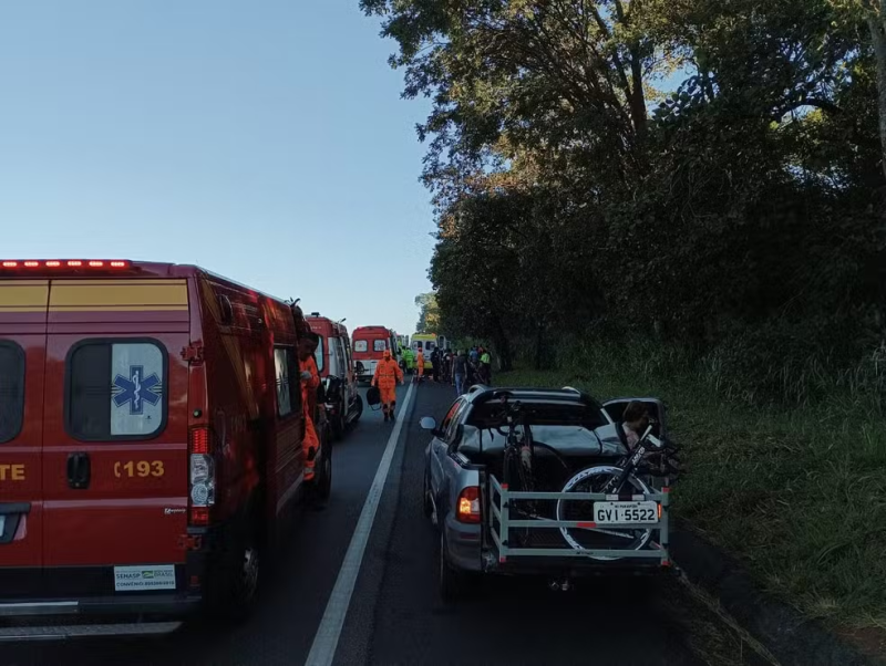 Van atropela 15 ciclistas e deixa sete feridos em Paraopeba, MG; dois estão em estado grave