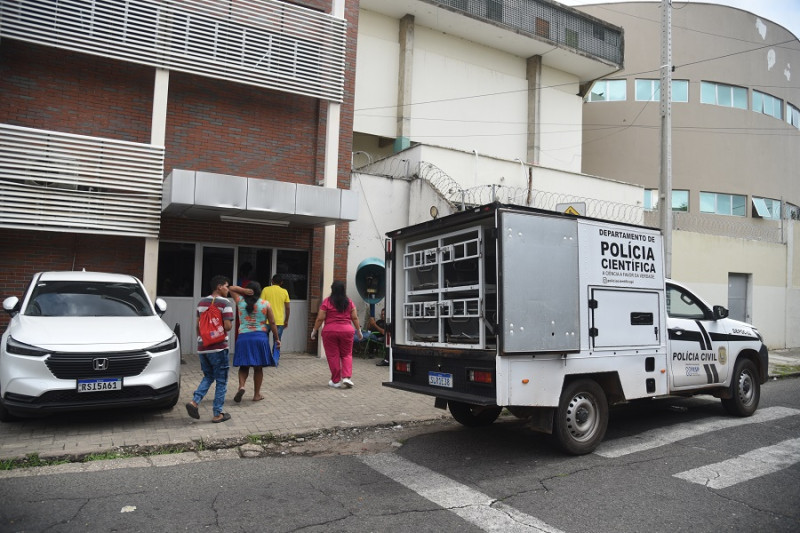 Família venezuelana de criança morta em abrigo chega ao Serviço de Verificação de Óbito (SVO), no HGV. - (Assis Fernandes / O DIA)