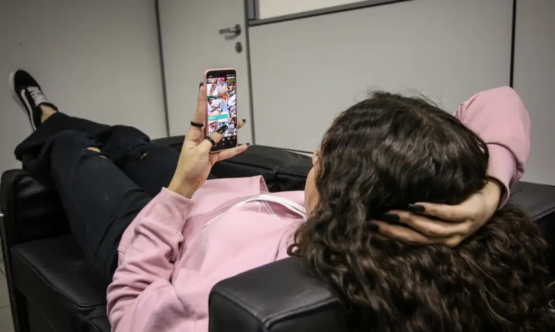 O uso do celular em sala de aula pode ser prejudicial? Especialista explica - (Antonio Cruz/Agência Brasil )