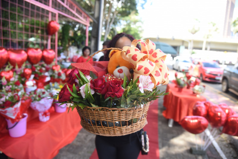 A empresária Isabelle Maria, de 35 anos, trabalha como florista há nove anos - (Assis / O Dia)
