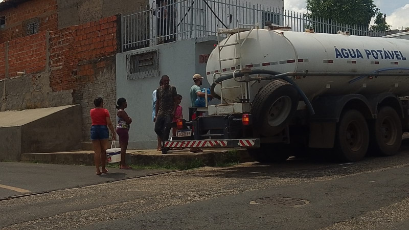 Carros pipas abastecem os moradores do bairro Monte Castelo - (Divulgação)