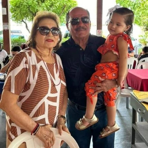 Parabéns para a querida Zeneide Alves!!!🎂🎉😘 Na foto com o marido o desembargador Raimundo Eufrásio e a neta. Chics!!!🎉🎂😘 - (Divulgação)
