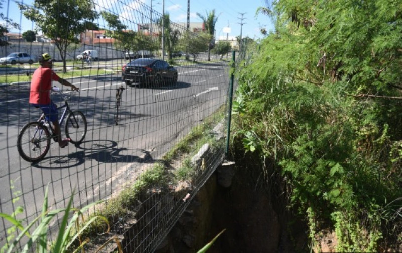 Desmoronamento em acostamento na Avenida Henry Wall de Carvalho preocupa motoristas em Teresina - (Assis Fernandes / O Dia)