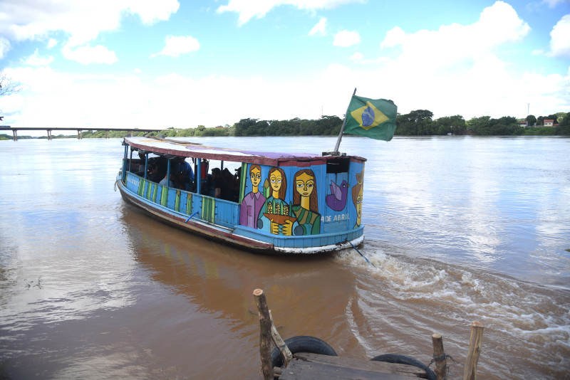 Pescadores artesanais dependem da saúde do rio para tirarem seus sustentos - (Assis Fernandes/ODIA)