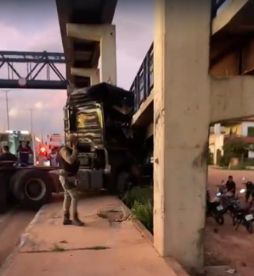 VÍDEO: carreta fica presa em passarela no Parque Jacinta