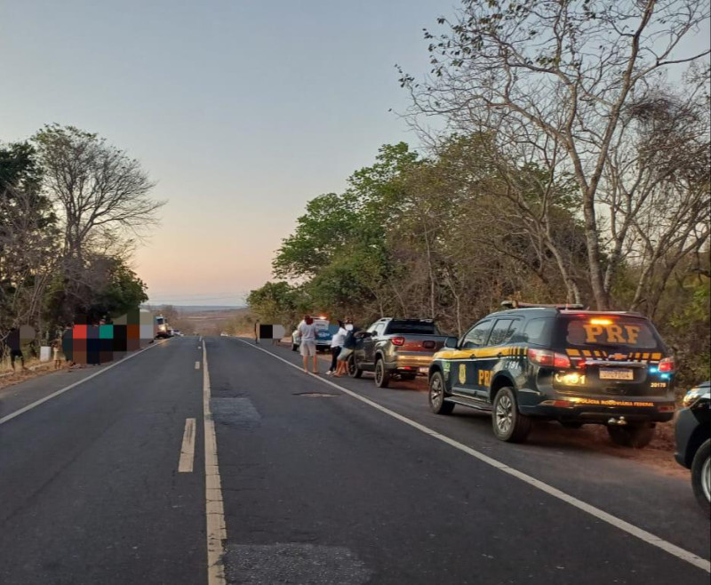 Homem morre e três ficam feridos após carro bater em árvore no Piauí - (Divulgação/PRF)