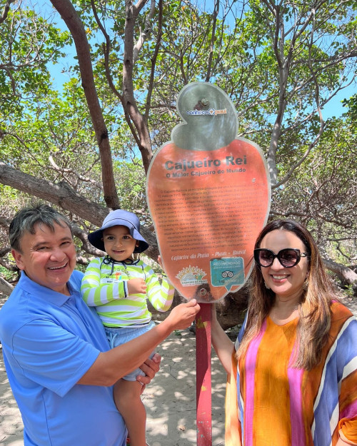 #Family - "Começando o ano apresentando para o Miguel o Cajueiro-Rei, o maior cajueiro do mundo! 🌳❤️ Localizado em Cajueiro da Praia, aqui no litoral do Piauí, a árvore gigante nasceu de uma única semente e tem extensão de 8.880 m² Ver o pequeno Miguel ao lado dessa obra prima da natureza, encheu nosso coração de amor e esperança. Quem aí já visitou esse lugar especial? " Wellington Dias - Com a esposa Rejane Dias e o neto Miguel. Chics!!! - (Arquivo Pessoal)