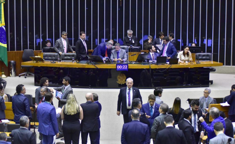 Deputados durante a sessão plenária - (Zeca Ribeiro / Câmara dos Deputados)