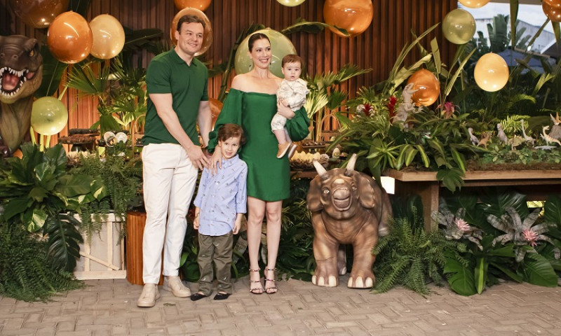 #Family - Parabéns para o fofo Miguel com os pais, os advogados Marcela Coelho e Eduardo Uchôa, e com o irmãozinho Rafael. Chics!!! - (Ana Lícia Ferreira)