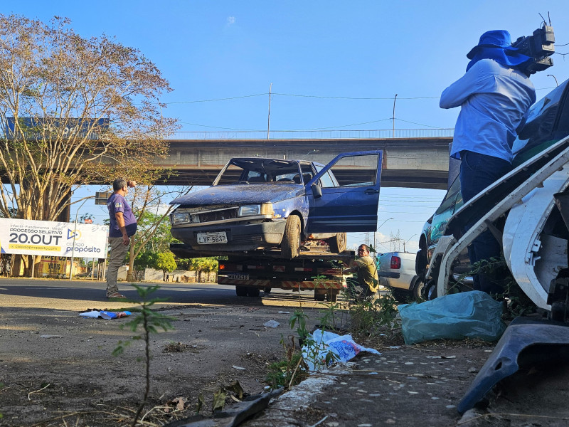 Strans remove sucatas das calçadas na Avenida Maranhão - (Jailson Soares/O Dia)