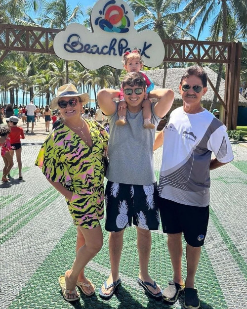 #Family - Um click da querida Gilvana Gayoso em fim de semana no Beach Park com o marido filho e neto. Chics!!! - (Divulgação)