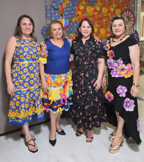 O Arraiá do Lótus Clube de Teresina foi realizado em grande estilo e as anfitriãs Polyana Melo * Socorro Santos * Valdene Albino e Zelita Melo