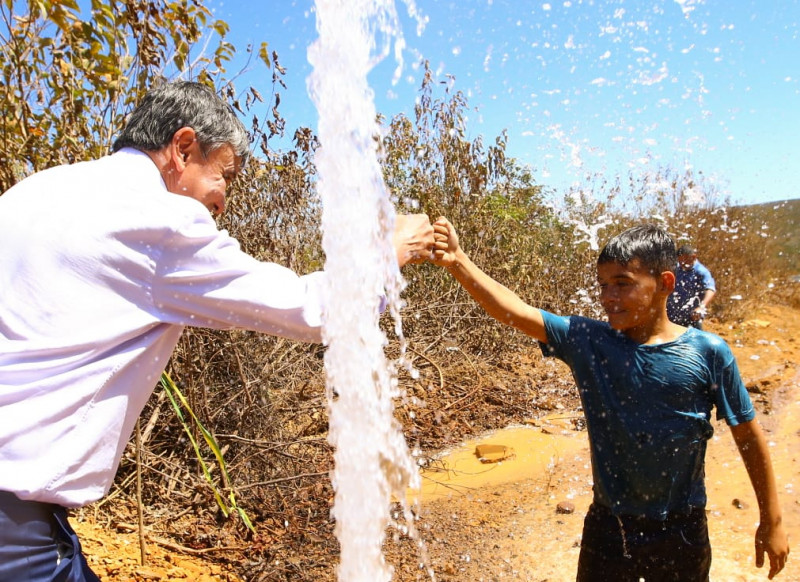 Ministro Wellington Dias comemora a chegada da água em município do interior do PIauí - (Roberta Aline/ Ascom MDS)