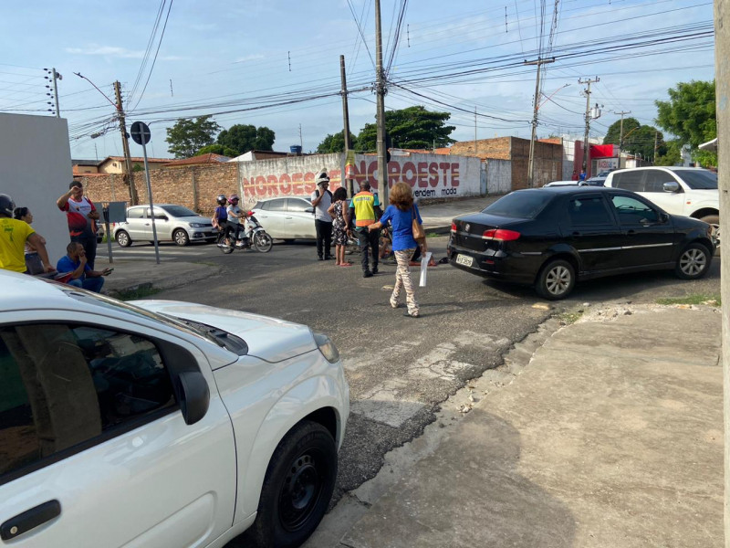 Ciclista colide com van no Centro de Teresina - (Jorge Machado/O Dia)