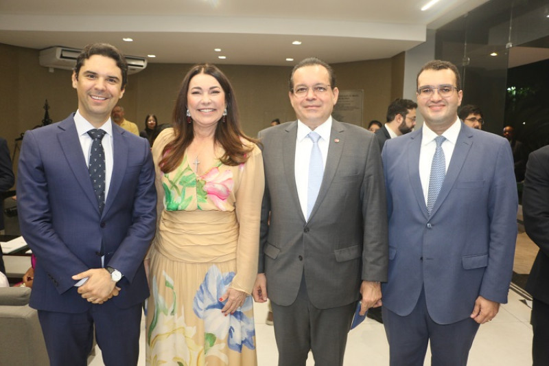 #OAB/PI - Um click dos advogados Alexandre Magalhães Pinheiro - (que esteve de parabéns no dia 28/4), Margarete Coelho, Álvaro Fernando Mota e Thiago Carcará em evento em homenagem aos 92 Anos da Ordem dos Advogados do Brasil seccional Piauí. A data é também de parabéns para Álvaro Mota, que brindou mais um ano no dia 25/4. Parabéns para os amigos, Alexandre e Álvaro. Chics!!! - (Divulgação)