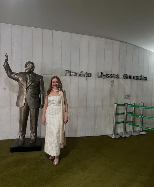 #Sessão - Um click da querida empresária Van Fernandes, que participou em Brasília da sessão solene em homenagem à ABRAS (Associação Brasileira de Supermercados), que aconteceu na Câmara dos Deputados. Chics!!! - (Arquivo Pessoal)