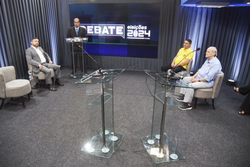 Debate da O DIA TV é marcado por discussão de propostas e troca de farpas entre candidatos