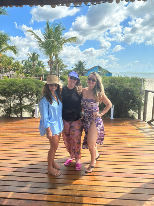 Um click das empresárias Liana Tapety * Érika Cunha Andrade e Drª Jordânia Fenelon na praia