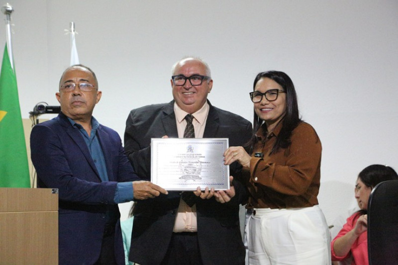 Ideltonio Moreira recebendo o título de cidadania timonense  - (Edi Vasconcelos)