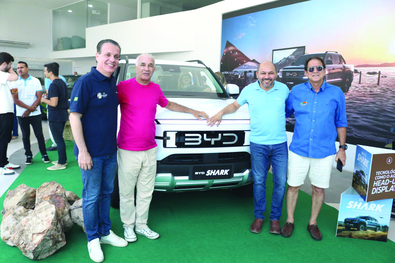 O empresário e criador do Rally Piocera, Alex Cordão, e o jornalista Kerly Soares ao lado do diretor comercial do grupo Carmais, Leo Dallolio e do gerente comercial da BYD Carmais em Teresina, Emerson Rocha, prestigiando o lançamento da primeira picape híbrida plugin do Brasil, no último fim de semana. - (Arquivo Pessoal)