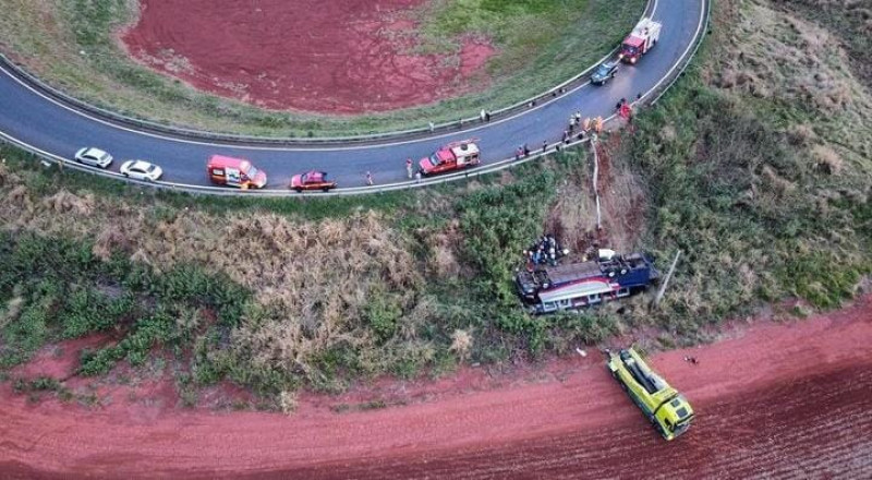 Ônibus que saiu do Piauí capota em Minas Gerais e deixa duas pessoas mortas