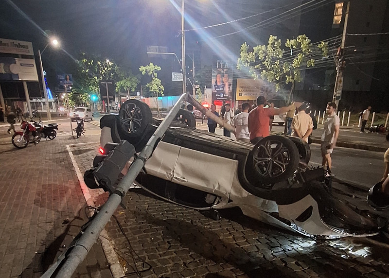 Mulher morre e marido fica gravemente ferido após colisão entre carro e moto na zona Leste de Teresina - (Reprodução/Redes sociais)